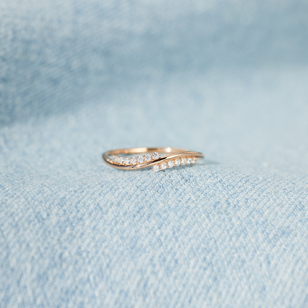 Path Of Life Pavé Wavy Band