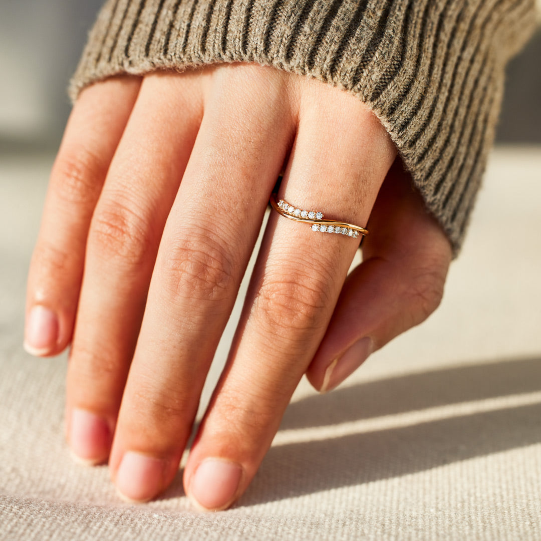 Path Of Life Pavé Wavy Band