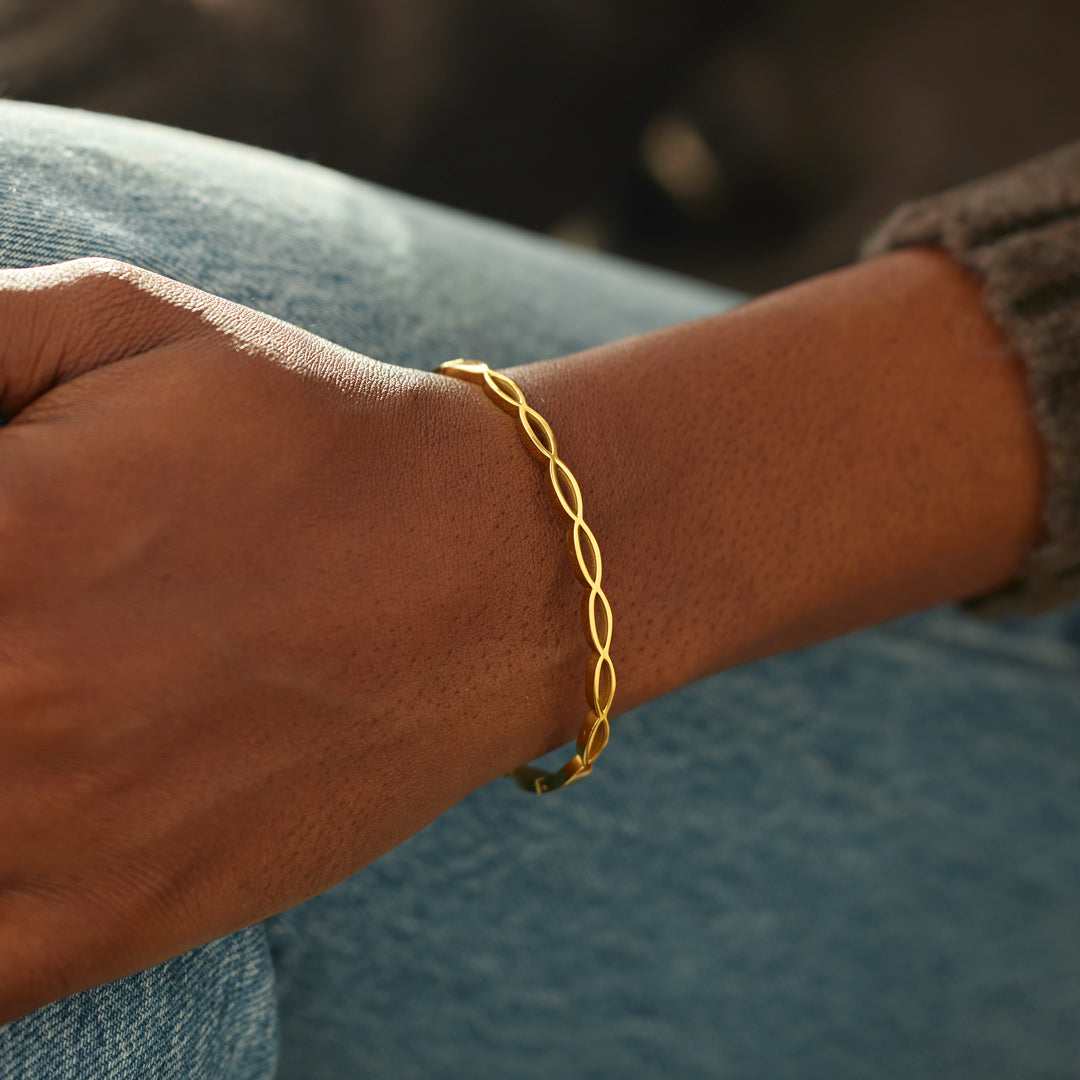 Small Circle Of Female Friends Matching Weave Bracelet