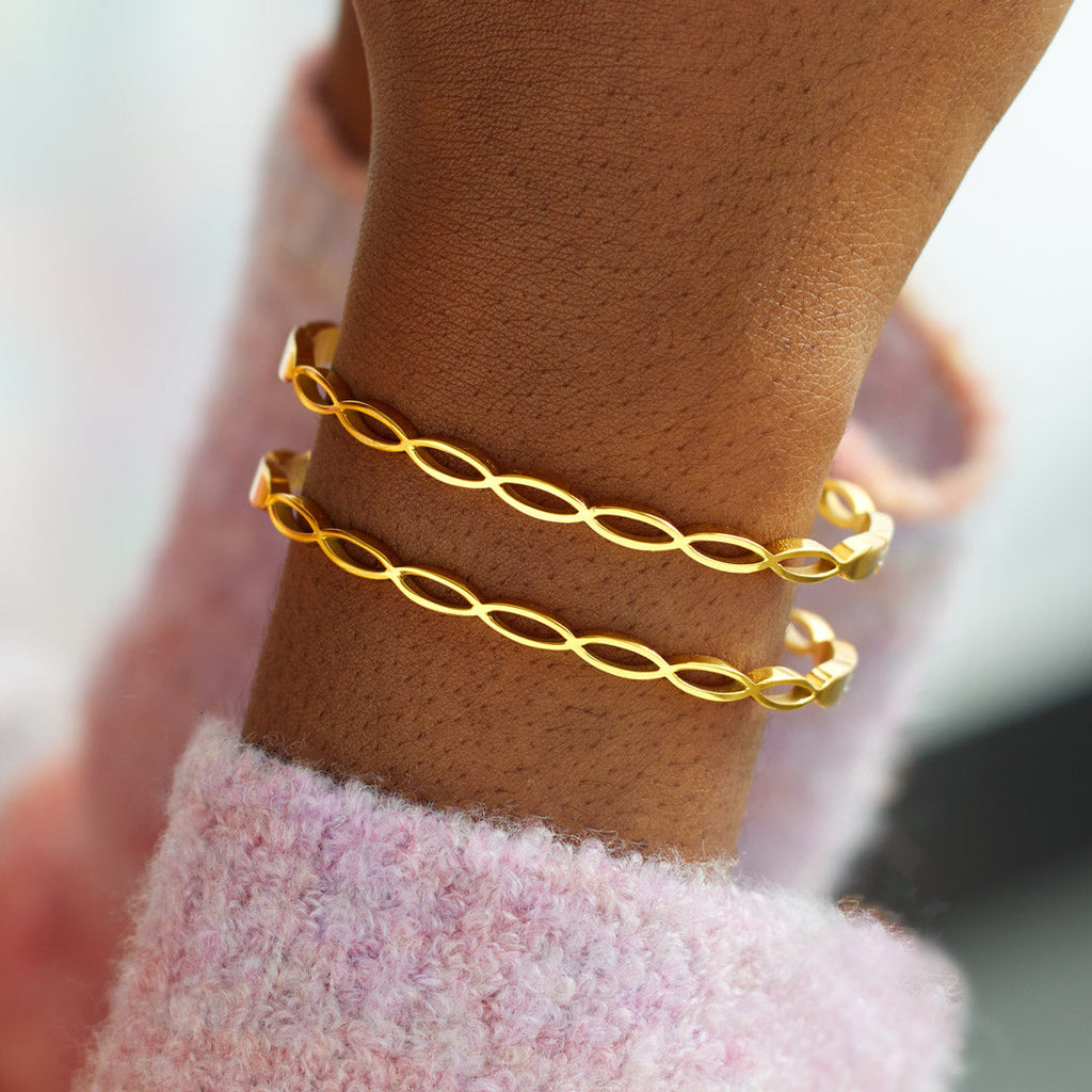 Small Circle Of Female Friends Matching Weave Bracelet