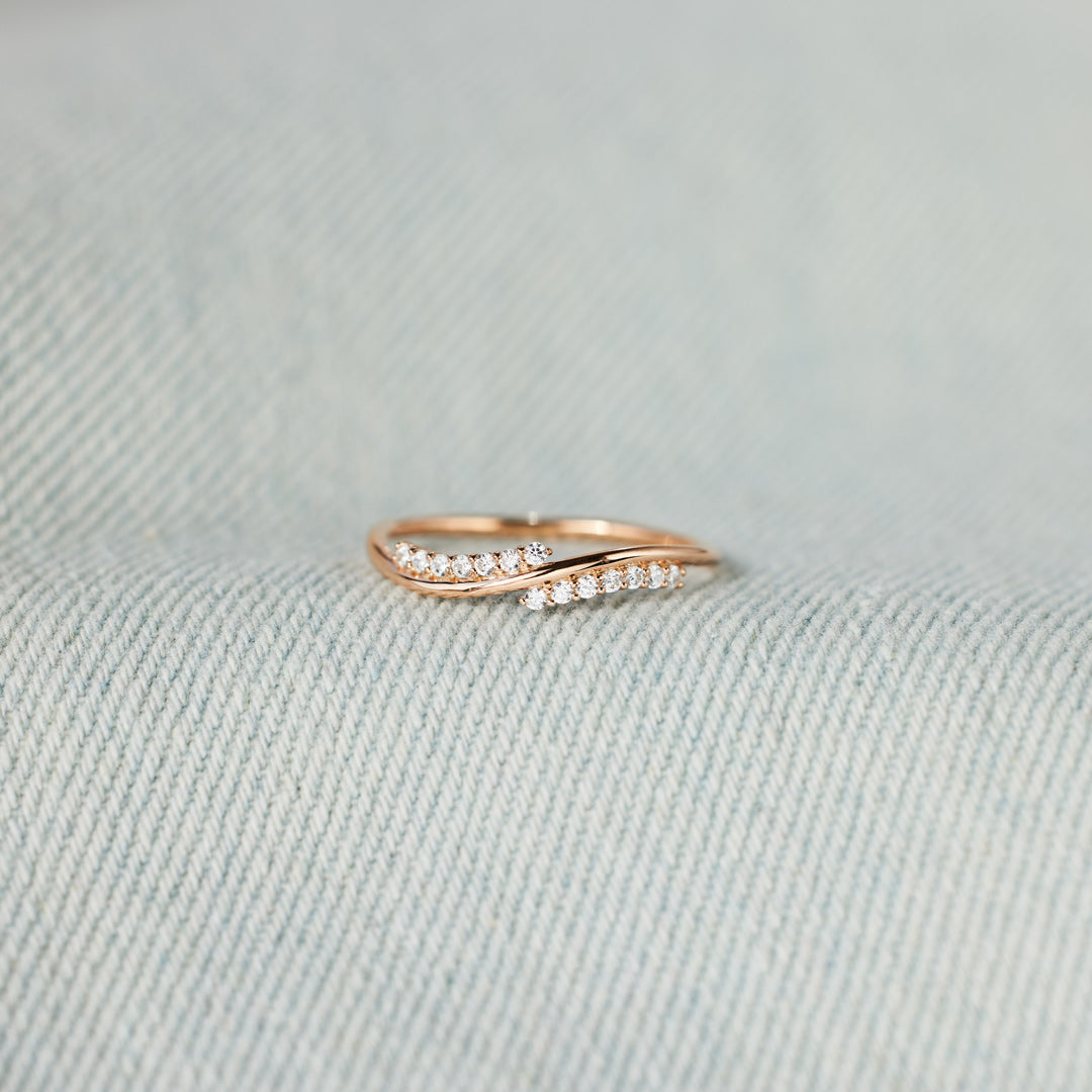 Path Of Life Pavé Wavy Band