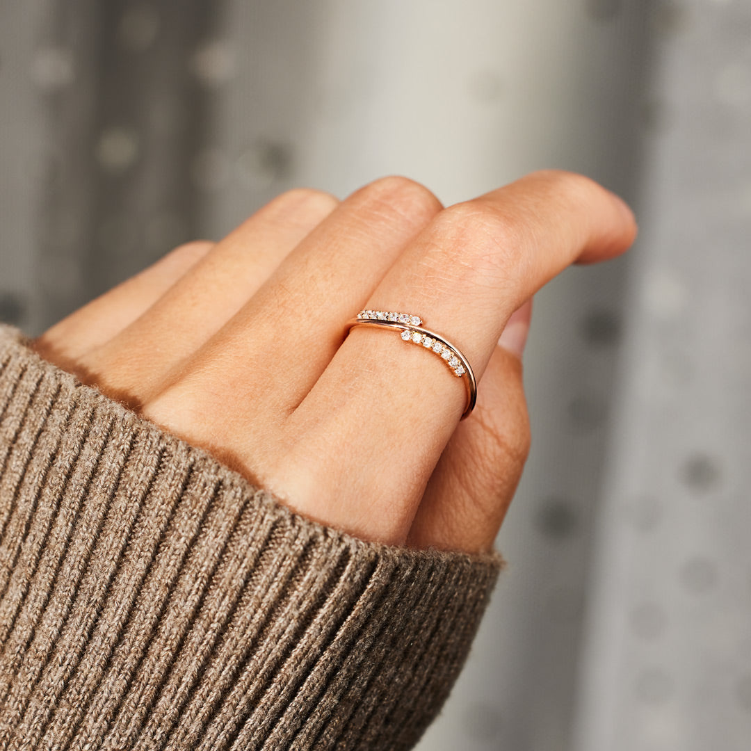 Path Of Life Pavé Wavy Band